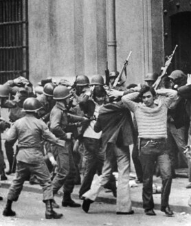 Imagen secundaria 2 - Miltares atacando el Palacio de La Moneda