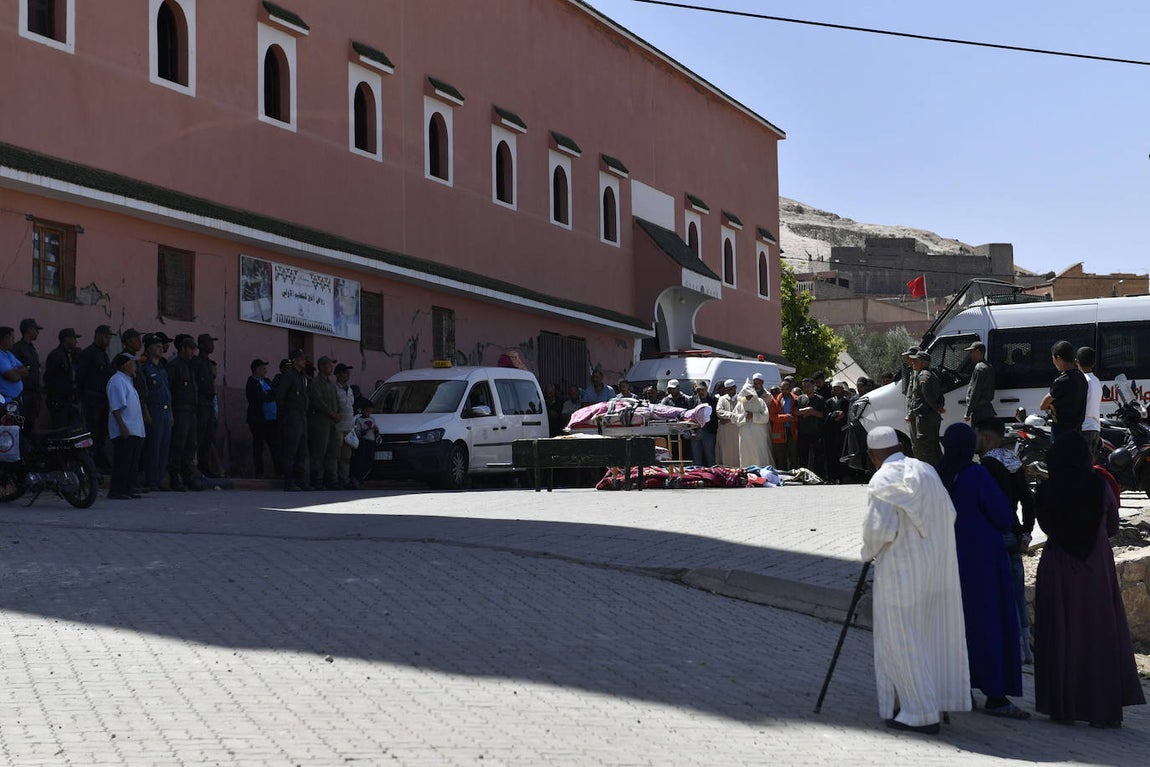 Un grupo de personas reza por las víctimas del terremoto en Marrakech