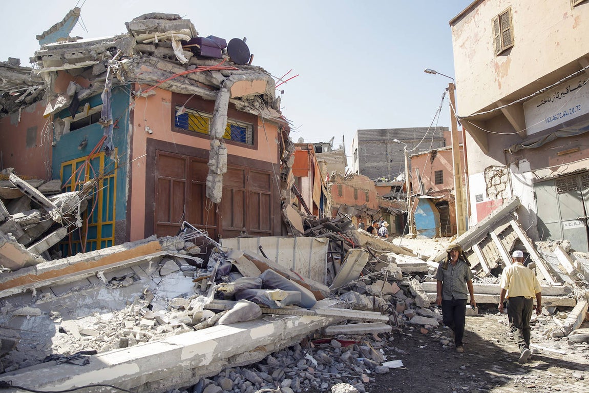 Las calles de Amizmiz, situada a unos 30 kilómetros del epicentro del terremoto, en las faldas del Atlas, llena de cascotes y escombros de edificios derruidos tras el terremoto que sacudió el suroeste del país