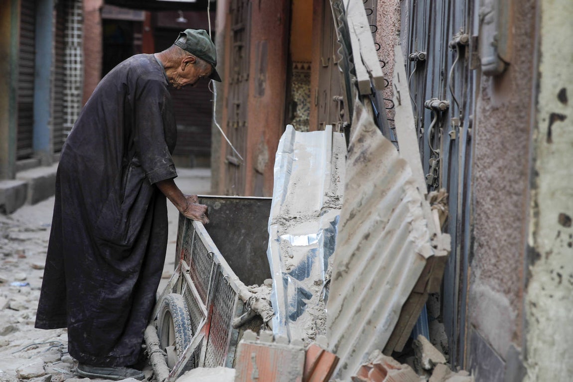 Un hombre observa los destrozos provocados por el terremoto en una calle de Marrakech