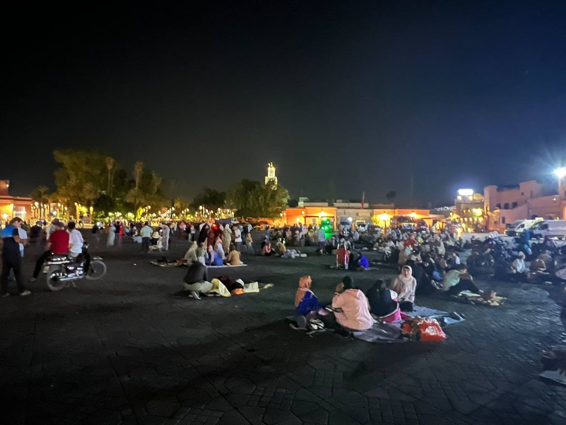 Los ciudadanos de Marrakech pasan la noche a la intemperie