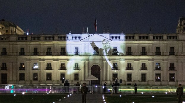 El Palacio de La Moneda iluminado con imágenes del expresidente Salvador Allende