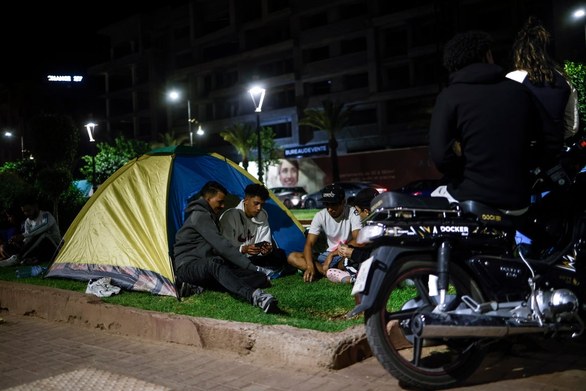 Algunas personas han acampado en la calle para dormir por temor a las réplicas