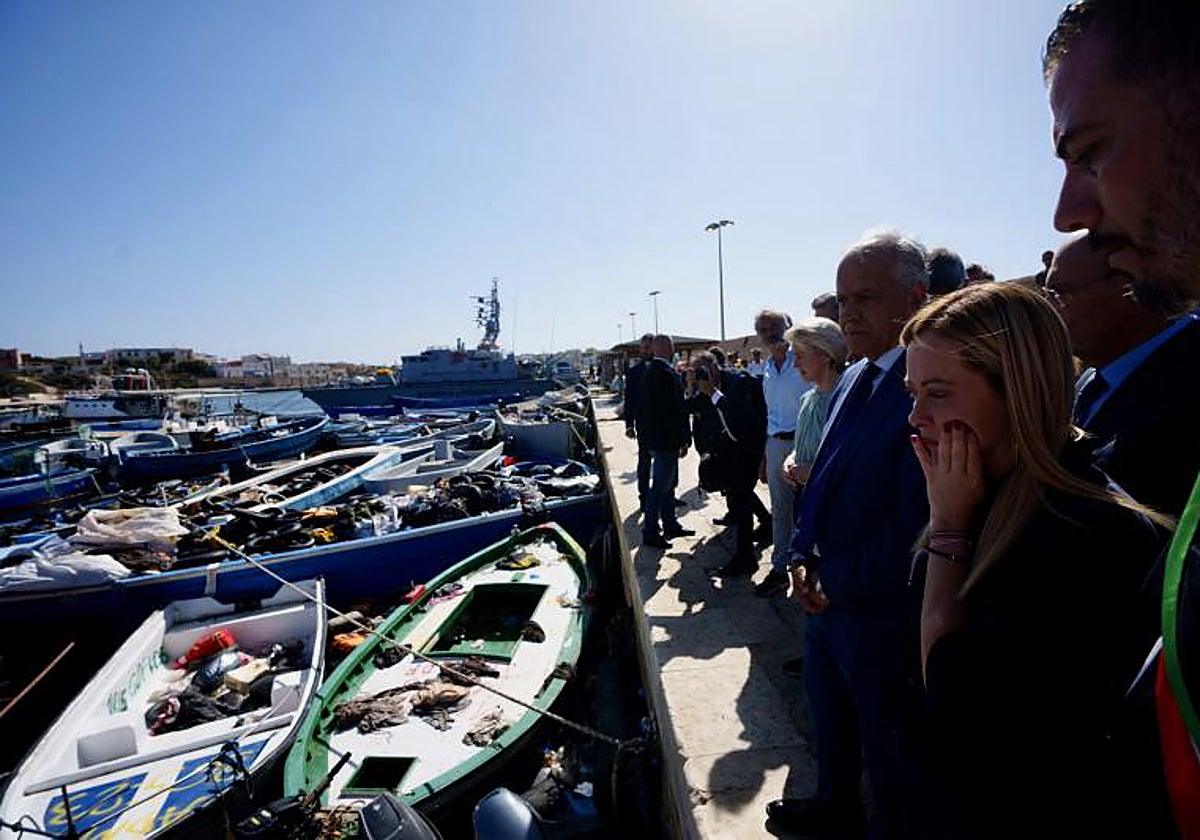La primera ministra italiana, Giorgia Meloni, y la presidenta de la Comisión Europea, Ursula von der Leyen, observan las decenas de pequeñas embarcaciones amarradas frente al muelle, al que han llegado cientos de inmigrantes en las últimas semanas, en Lampedusa, Italia