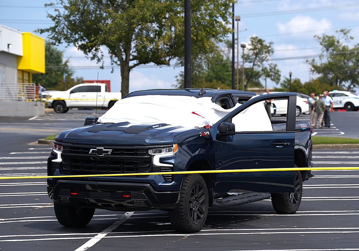 El vehículo donde fue hallado el cuerpo de la víctima