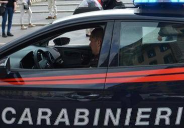 Unos padres en Italia abandonan a su bebé en el coche y lo vigilan por videollamada mientras están en una boda