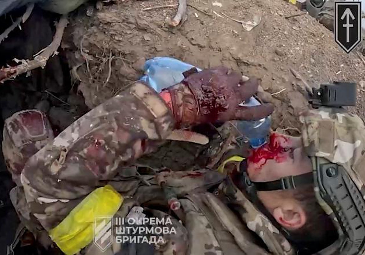 Un soldado herido bebe agua en una trinchera durante una batalla, en medio de la invasión rusa a Ucrania, en  Andriivka