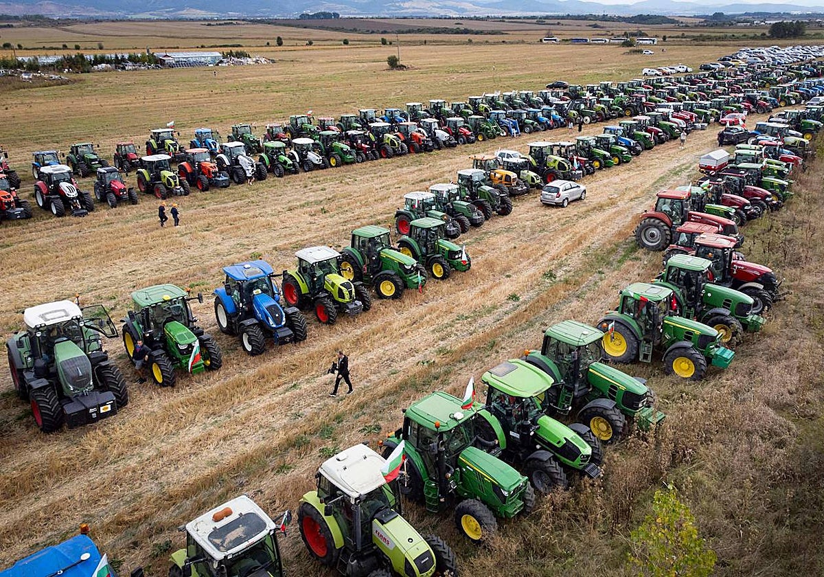 Esta imagen aérea muestra tractores estacionados en un campo durante una protesta contra el levantamiento de la prohibición de importar cereales procedentes de Ucrania, en Dolni Bogrov, cerca de Sofía