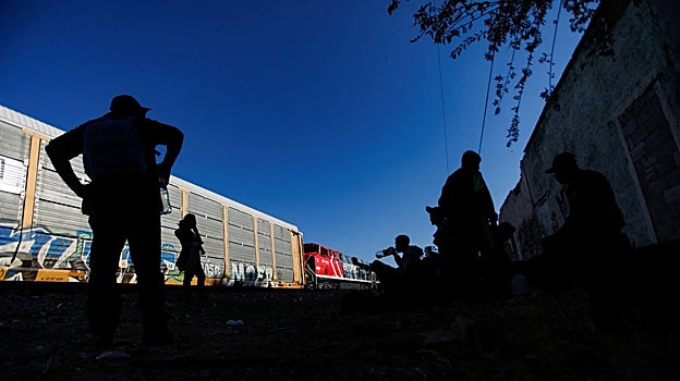 Migrantes venezolanos esperan abordar un tren para intentar llegar a la frontera con Estados Unidos mientras viajan por el estado de Coahuila, en Ramos Arizpe, México