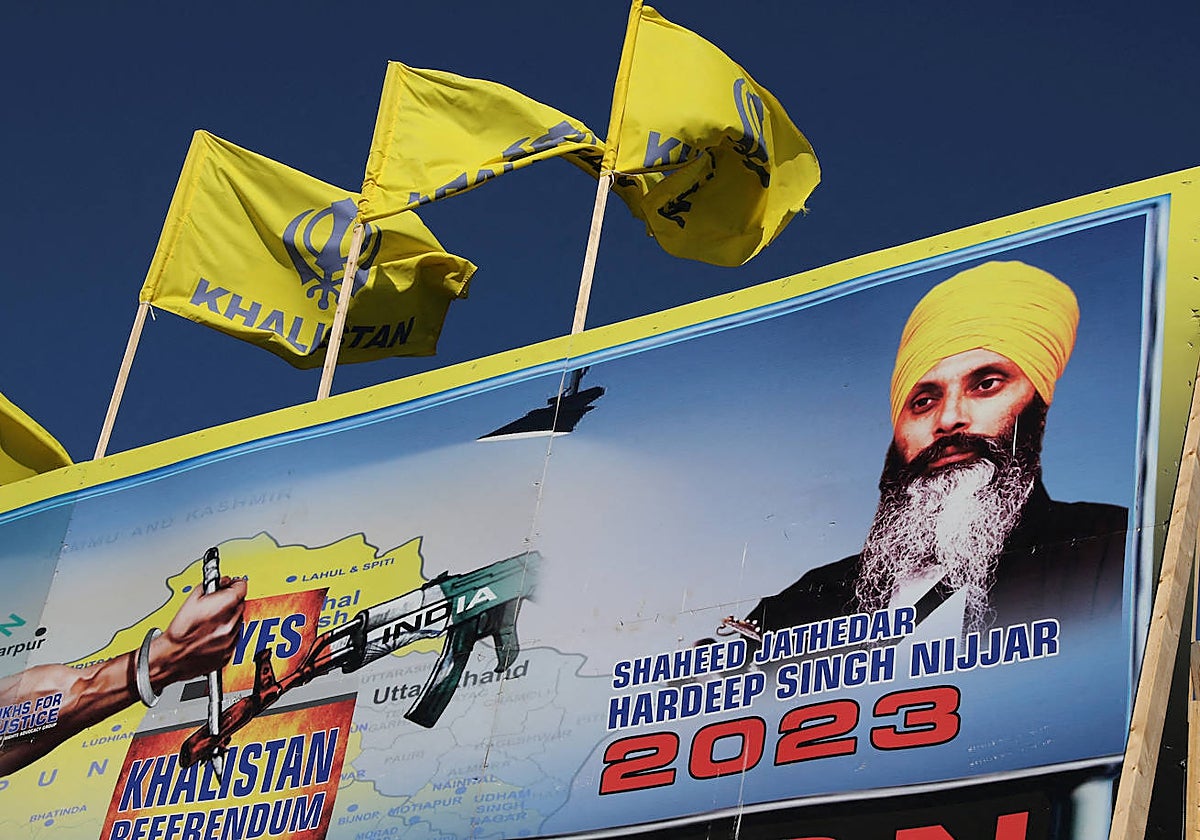 Un mural muestra la imagen del difunto líder sij Hardeep Singh Nijjar