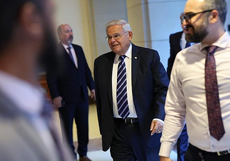 El senador estadounidense Bob Menéndez (demócrata por Nueva York) llega al Capitolio de los Estados Unidos
