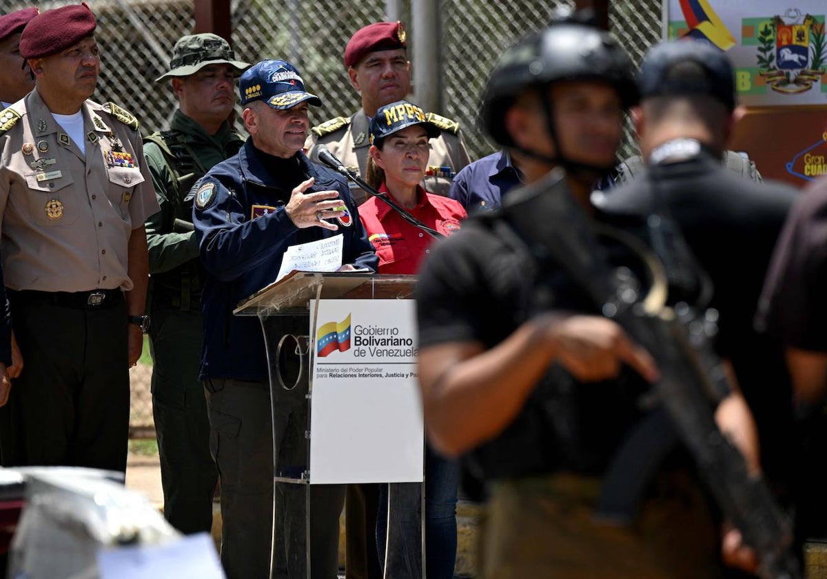 El general Remigio Ceballos habla durante una conferencia de prensa después de que las autoridades tomaron el control de la prisión en Tocorón, Aragua, Venezuela