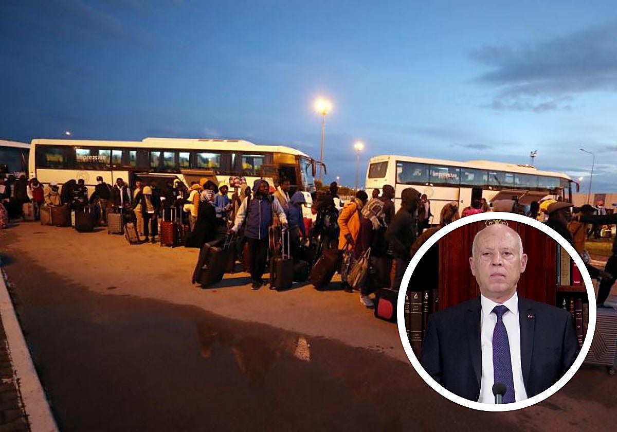 Inmigrantes subsaharianos, abandonando Túnez. A la derecha, el presidente del país, Kais Saied