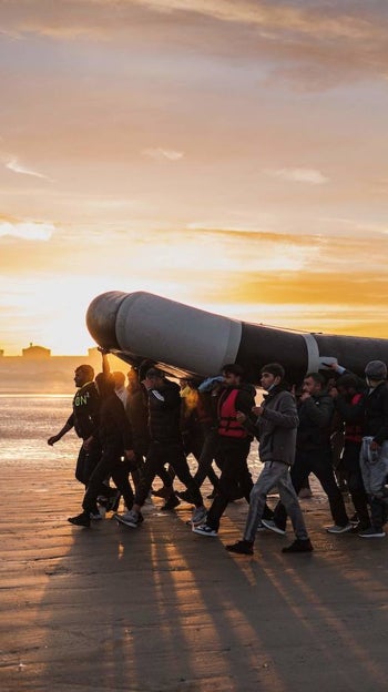 Unos migrantes se preparan para intentar cruzar el Canal de la Mancha