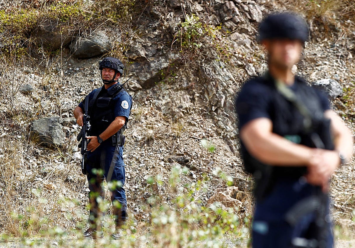Agentes de policía hacen guardia después de un tiroteo, cerca de la aldea de Zvecan, Kosovo