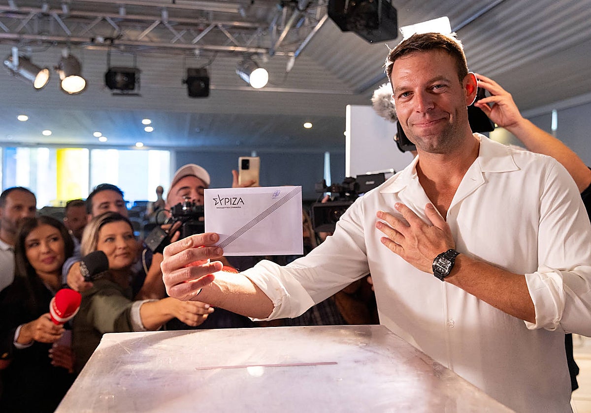 Stefanos Kasselakis emite su voto en una mesa electoral en Atenas este domingo