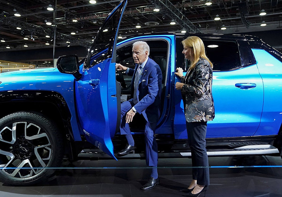 El presidente de EE.UU., Joe Biden, prueba un coche durante una visita a Detroit