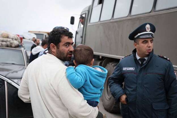 El grupo de refugiados pasó por los guardias fronterizos azerbaiyanos antes de entrar en la aldea armenia de Kornidzor, donde fueron registrados por funcionarios del Ministerio de Asuntos Exteriores de Armenia