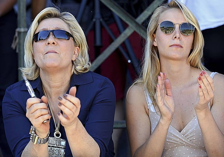 Marine Le Pen y Marion Maréchal Le Pen, durante un acto del Frente Nacional celebrado en 2016. Ambas comparten zozobras personales y el deseo de ganar a la otra en las urnas