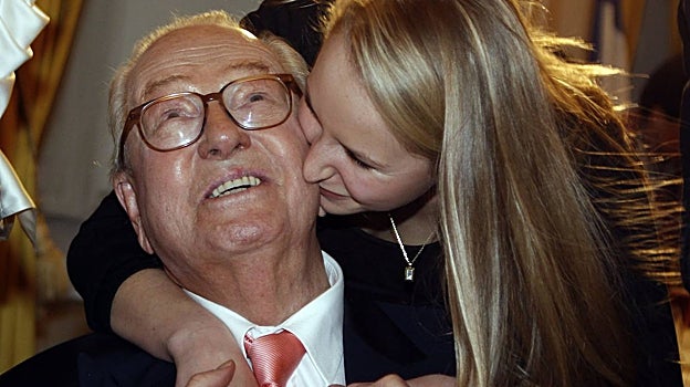 Marion Maréchal Le Pen besa a su abuelo y fundador del Frente Nacional, Jean-Marie Le Pen, líder francés de la extrema derecha. La ambición de la joven de 33 años ha roto la relación con su tía