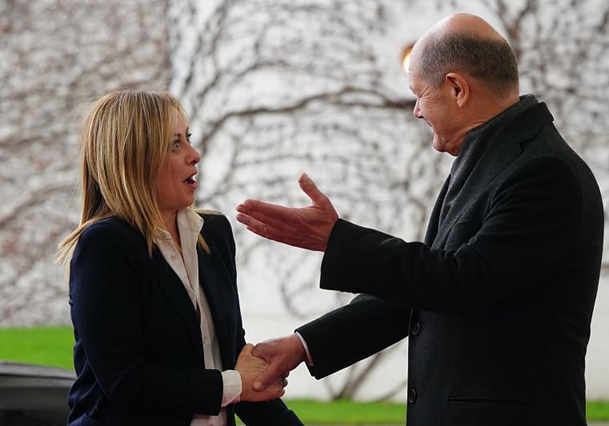 El Canciller alemán Olaf Scholz da la bienvenida a la primera Ministra italiana Giorgia Meloni con honores militares en la Cancillería de Berlín