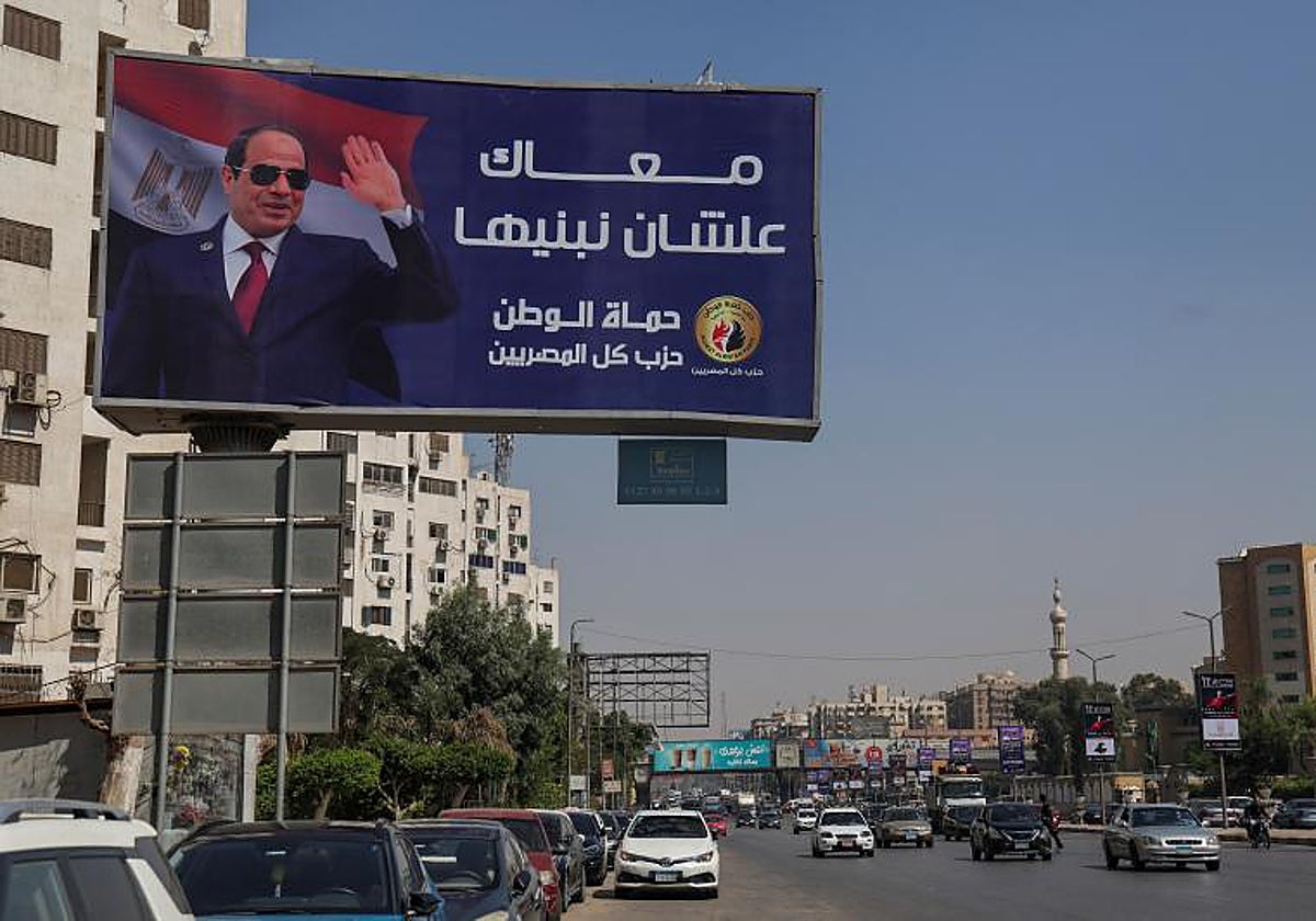 Una vista de una valla publicitaria que apoya al presidente de Egipto, Abdelfatah al Sisi, en El Cairo, Egipto