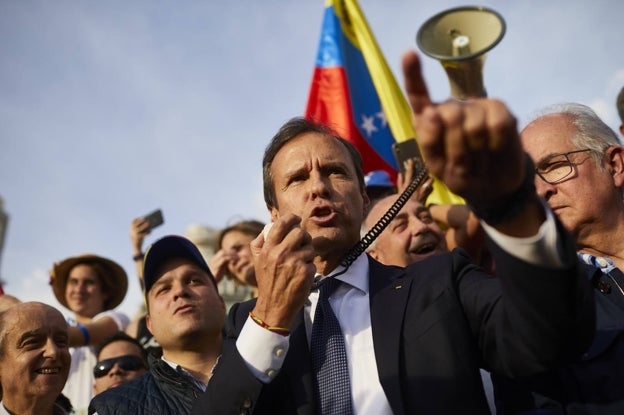 Tuto Quiroga se dirige a manifestantes venezolanos que protestaban en contra de Nicolás Maduro en Madrid, 2019