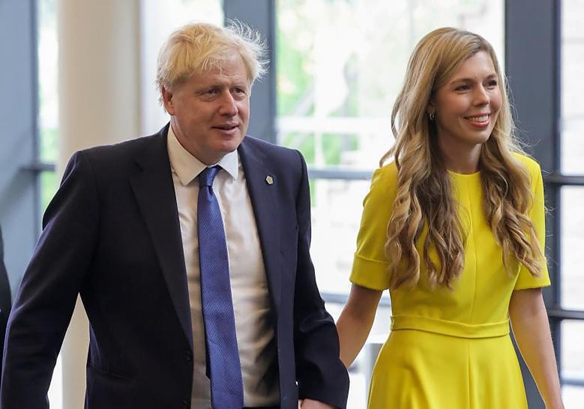 Boris Johnson junto a su mujer, Carrie Symonds, en una imagen de archivo