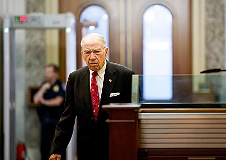 Imagen secundaria 1 - Arriba, la senadora Diane Feinstein, fallecida esta semana a los 90 años. Debajo, a la izquierda, Chuck Grassley, senador republicano de 90 años;a la derecha, Mitch McConnell, que, a sus 81 años, es el líder republicado en el Senado de EE.UU.
