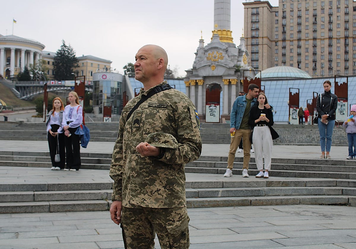 Un militar honra a los defensores de Ucrania en Maidán