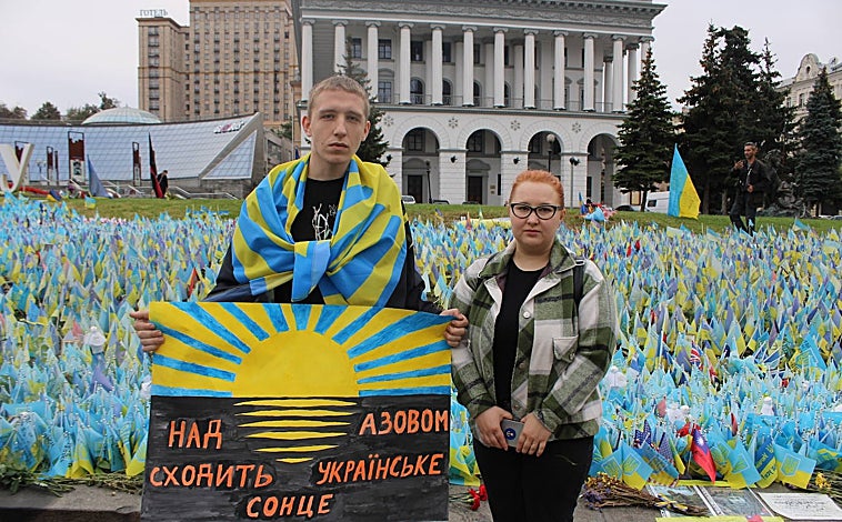 Imagen principal - Silencio en Maidán para honrar a los defensores de Ucrania