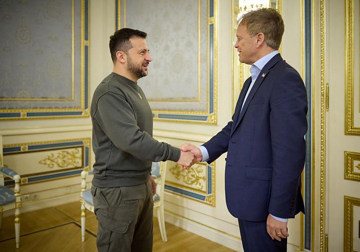 E presidente de Ucrania, Zelenskiy, y el secretario de Defensa británico, Shapps, asisten a una reunión en Kiev
