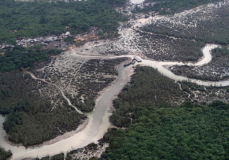 Una visión general del delta del Níger donde se pueden ver signos de derrames de petróleo en el agua en Port Harcourt, Nigeria