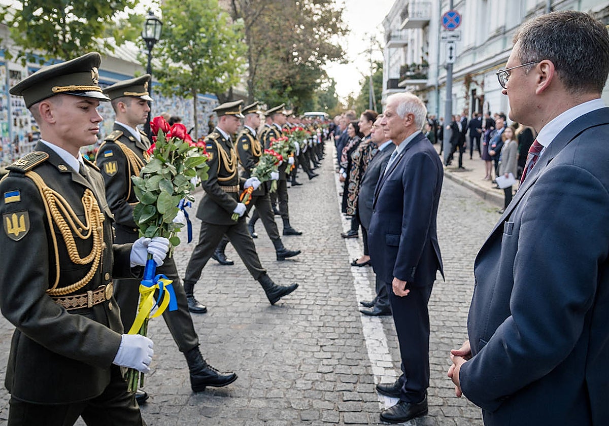 El ministro de Asuntos Exteriores de Ucrania, Dimitro Kuleba, y el jefe de la diplomacia de la UE, Josep Borrell, asisten en Kiev a una ceremonia en el memorial del soldado caído
