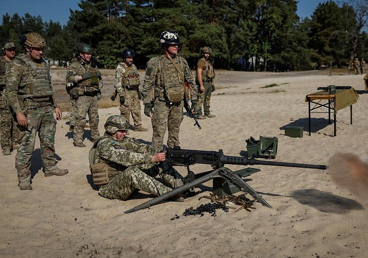 El comandante de las Fuerzas Conjuntas de las Fuerzas Armadas de Ucrania, Serhiy Nayev, dispara una ametralladora Browning M2