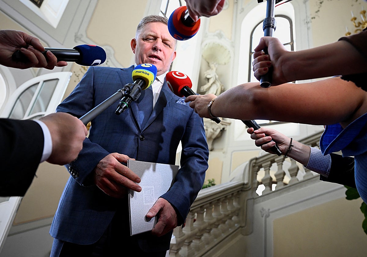 Robert Fico rodeado de prensa tras ganar las elecciones en Eslovaquia