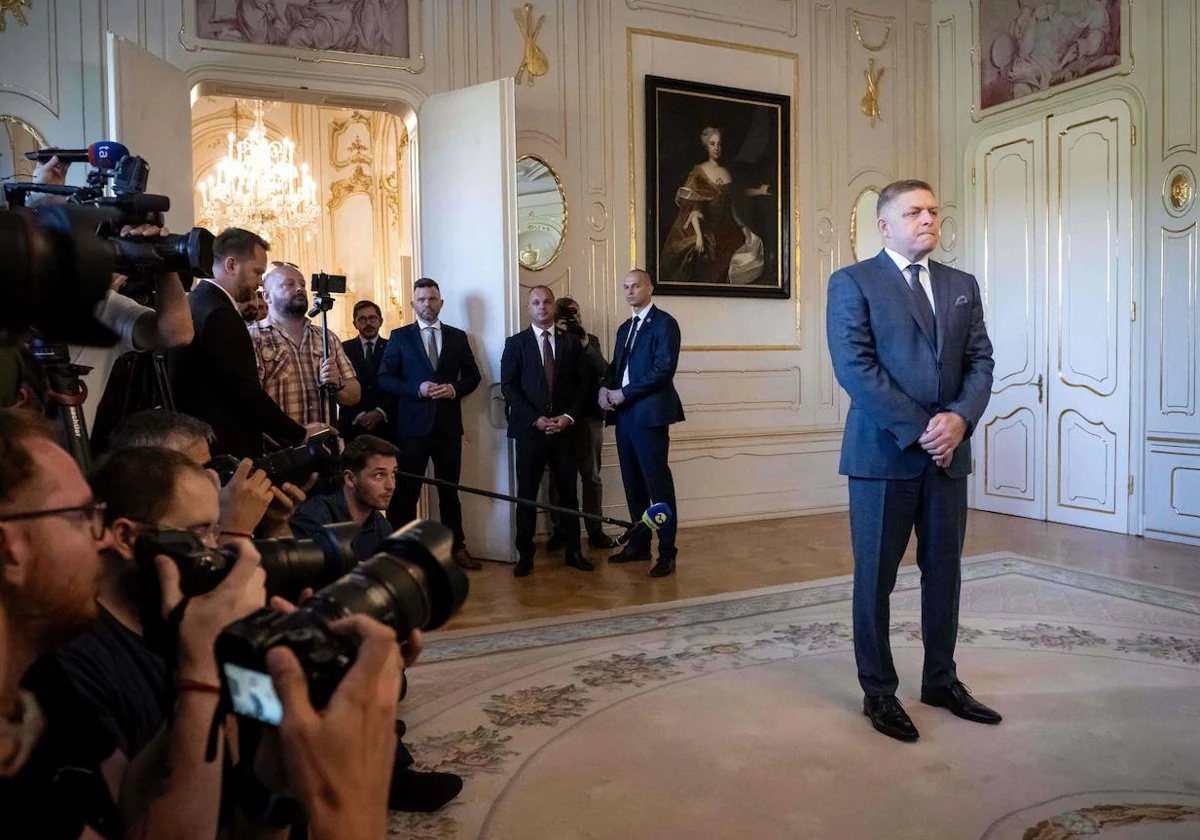 Robert Fico espera en el palacio presidencial para reunirse con la presidenta de Eslovaquia