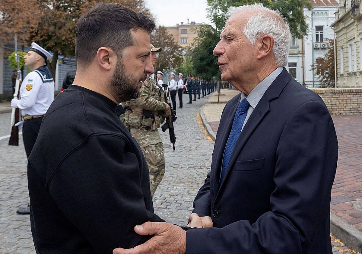 El presidente ucraniano, Volodímir Zelenski, saluda al jefe de la diplomacia europea, Josep Borrell