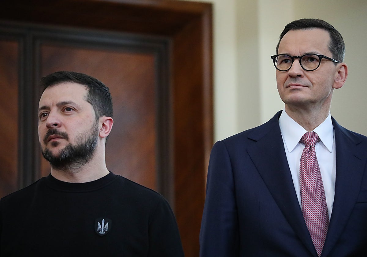 El primer Ministro polaco Mateusz Morawiecki (R) y el Presidente ucraniano Volodymyr Zelenski durante una reunión en la Cancillería en Varsovia, Polonia, el 05 de abril de 2023
