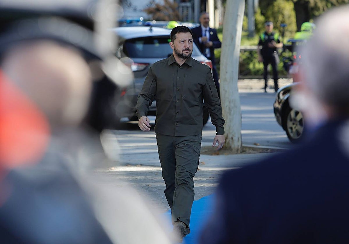 El presidente de Ucrania, Volodimir Zelenski, a su llegada al Palacio de Congresos de Granada para participar en la cumbre de la Comunidad Política Europea (CPE), a 5 de octubre de 2023, en Granada