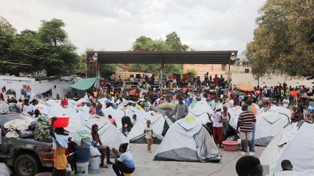 Un campamento en un pabellón deportivo en Puerto Príncipe, Haití, donde se refugian los hatianos ante la violencia en las calles