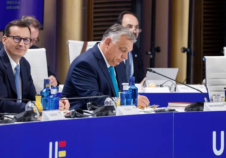 El primer ministro húngaro, Viktor Orban (d), y el primer ministro polaco, Mateusz Morawiecki, asisten a una sesión plenaria durante la reunión informal del Consejo Europeo en el Palacio de Congreso de Granada