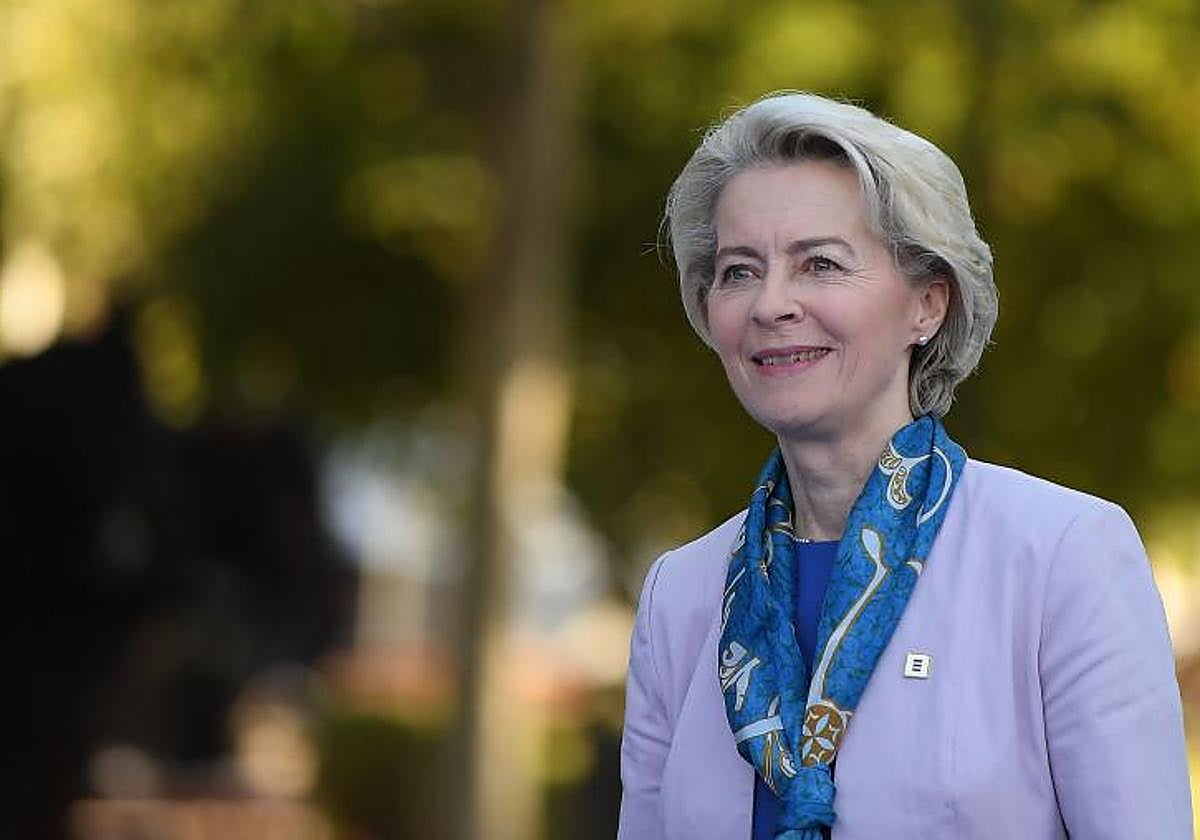 La presidenta de la Comisión Europea, Ursula von der Leyen, en su llegada a la cumbre este viernes