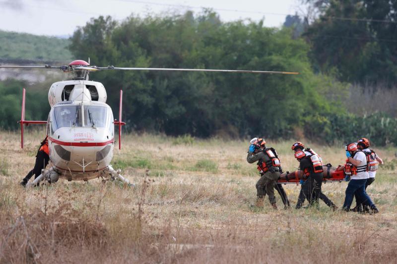 Los equipos de rescate israelíes evacuan a los heridos en helicóptero cerca de la ciudad sureña de Sderot