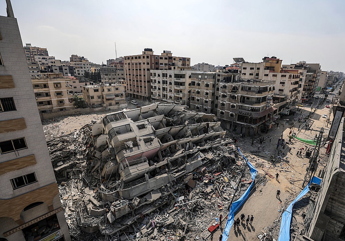 Vista aérea de la destruida Torre al-Aklouk en la ciudad de Gaza