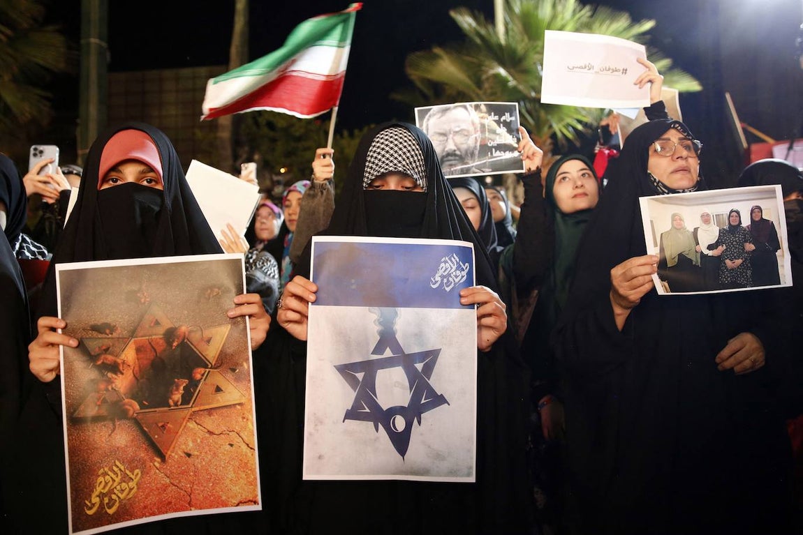 Varias mujeres iraníes participan en las celebraciones de los atentados de Hamás en Teherán el 7 de octubre de 2023 para expresar su solidaridad con Palestina. Un portavoz del líder supremo iraní expresó ayer «orgullo» por los atentados de los radicales palestinos.