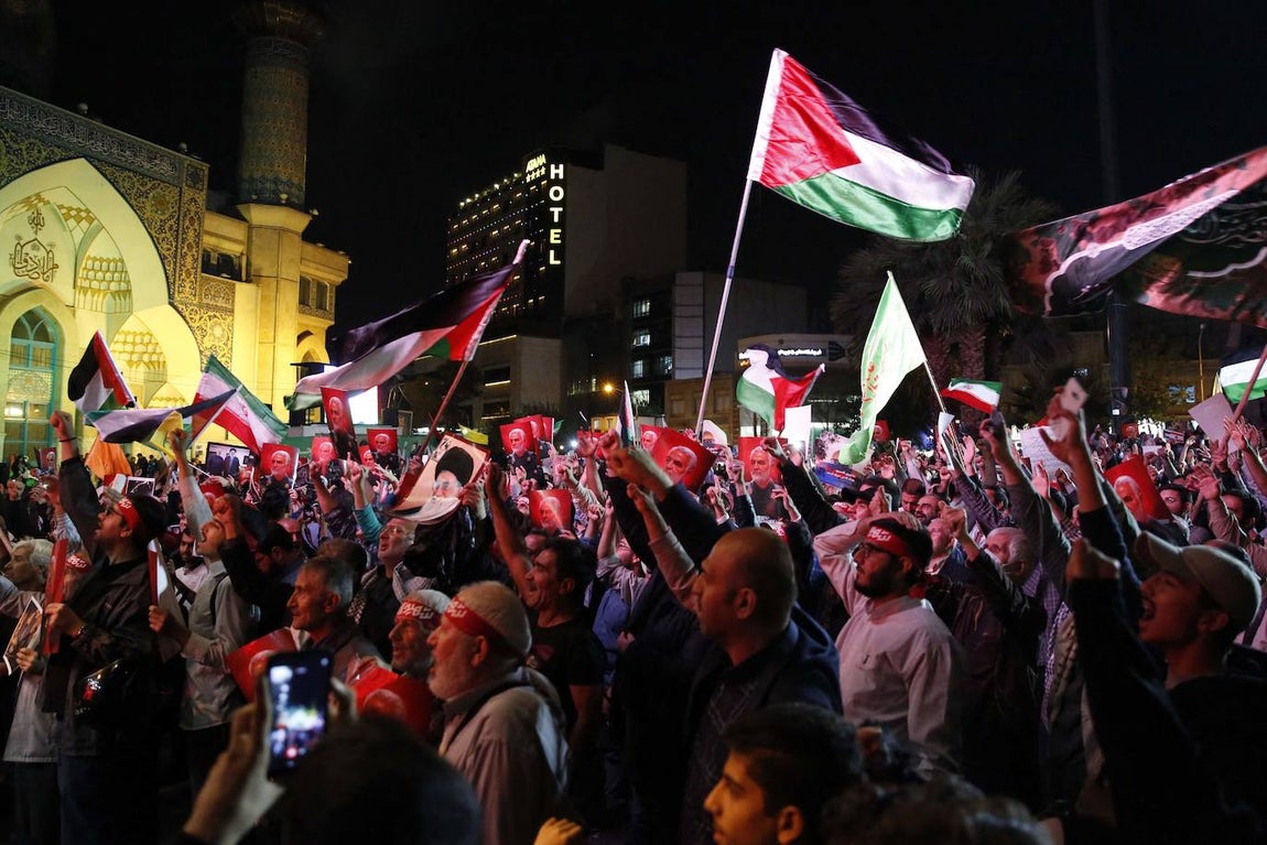 Concentración de iraníes en las calles de Teherán para celebrar los atentados contra Israel. Muchos ciudadanos sostienen banderas palestinas para expresar su apoyo a los radicales palestinos, responsables de una matanza de civiles.