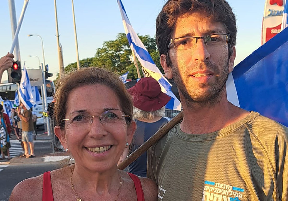 Yafi Shpirer con uno de sus hijos en una manifestación