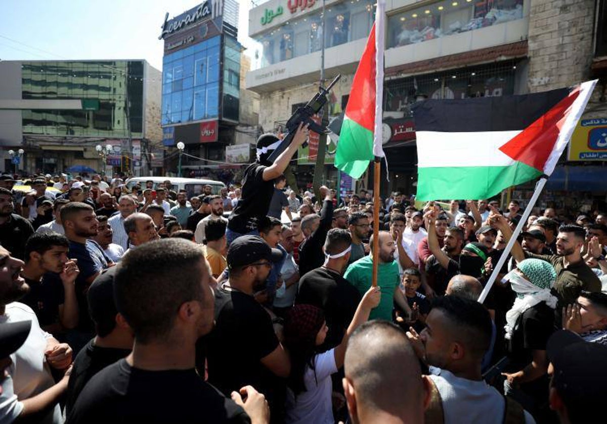 Partidarios de Hamás, celebrando en Nablus (al norte de Cisjordania) los ataques iniciados