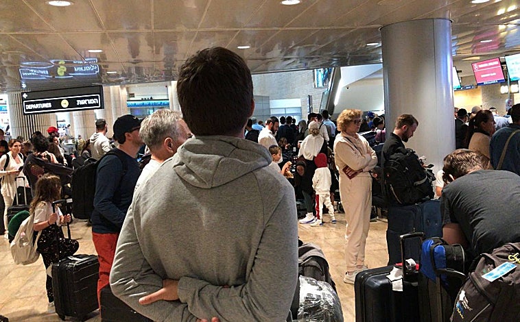 Imagen principal - Arriba, el aeropuerto Ben-Gurión momentos antes de la salida del vuelo que ha traído a España a los estudiantes. Por debajo, en el taxi, con todos los coches parados en el acceso al aeropuerto, tras sonar las sirenas. A la derecha, Pablo, ya el aeropuerto, preparado para coger el vuelo.